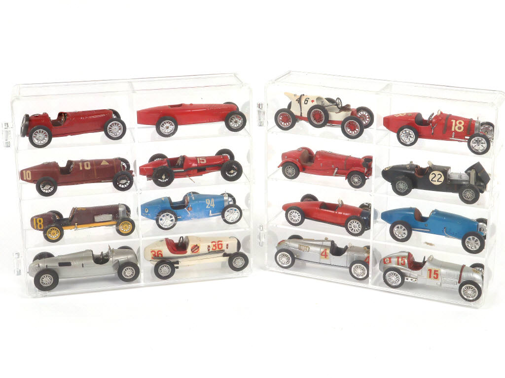 Lot 88 - DIVERS (16)