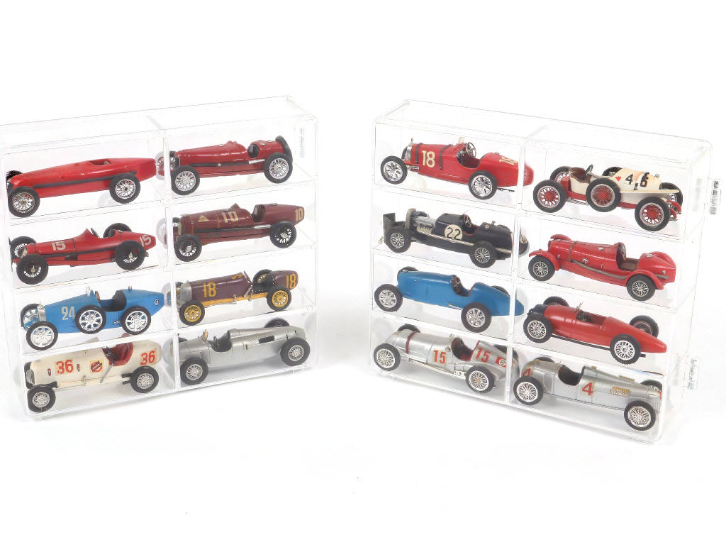 Lot 88 - DIVERS (16)