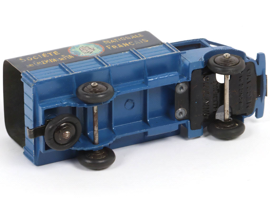 Lot 237 - DINKY TOYS (FRANCE) (1)