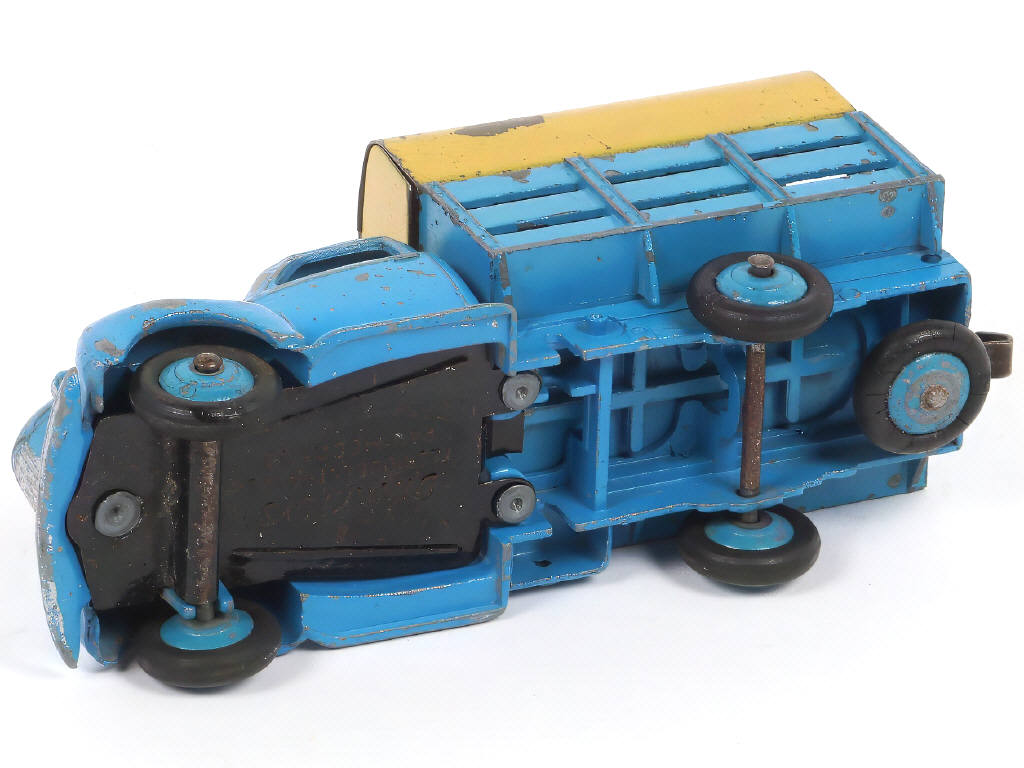 Lot 239 - DINKY TOYS (FRANCE) (1)