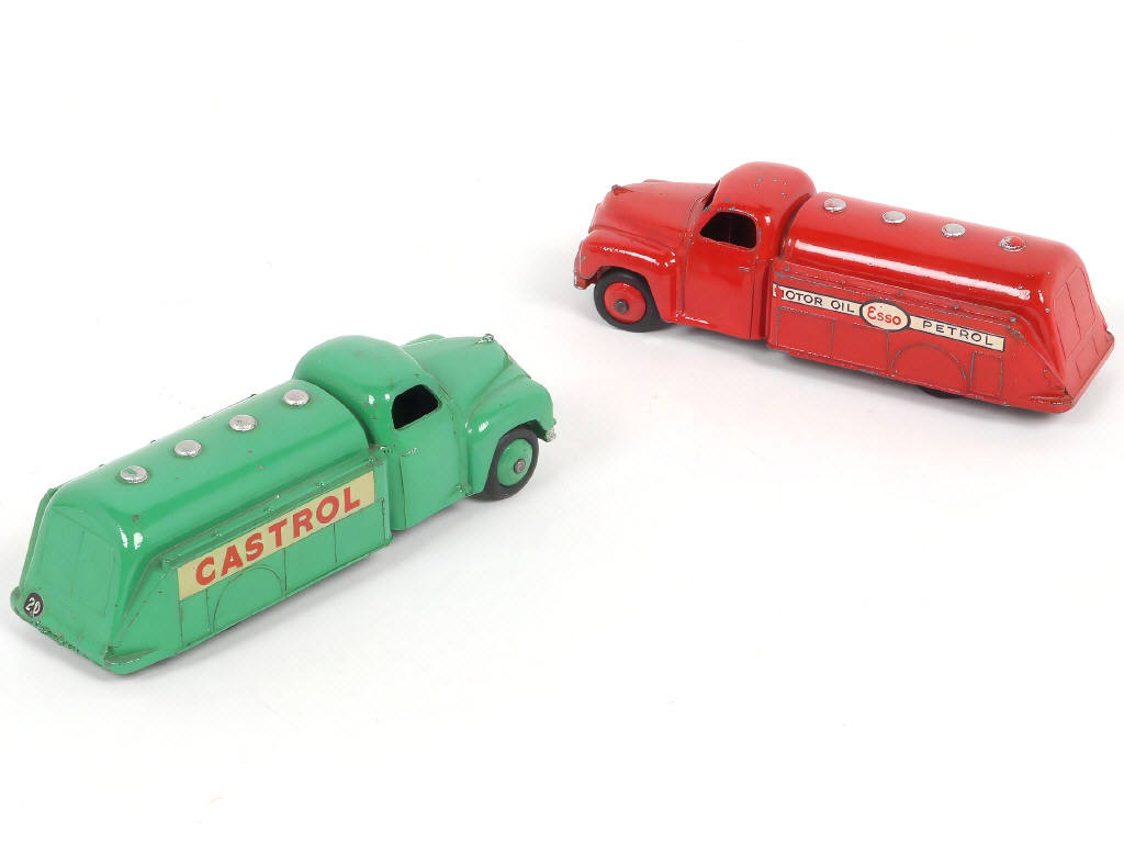 Lot 306 - DINKY TOYS (GB) (2)