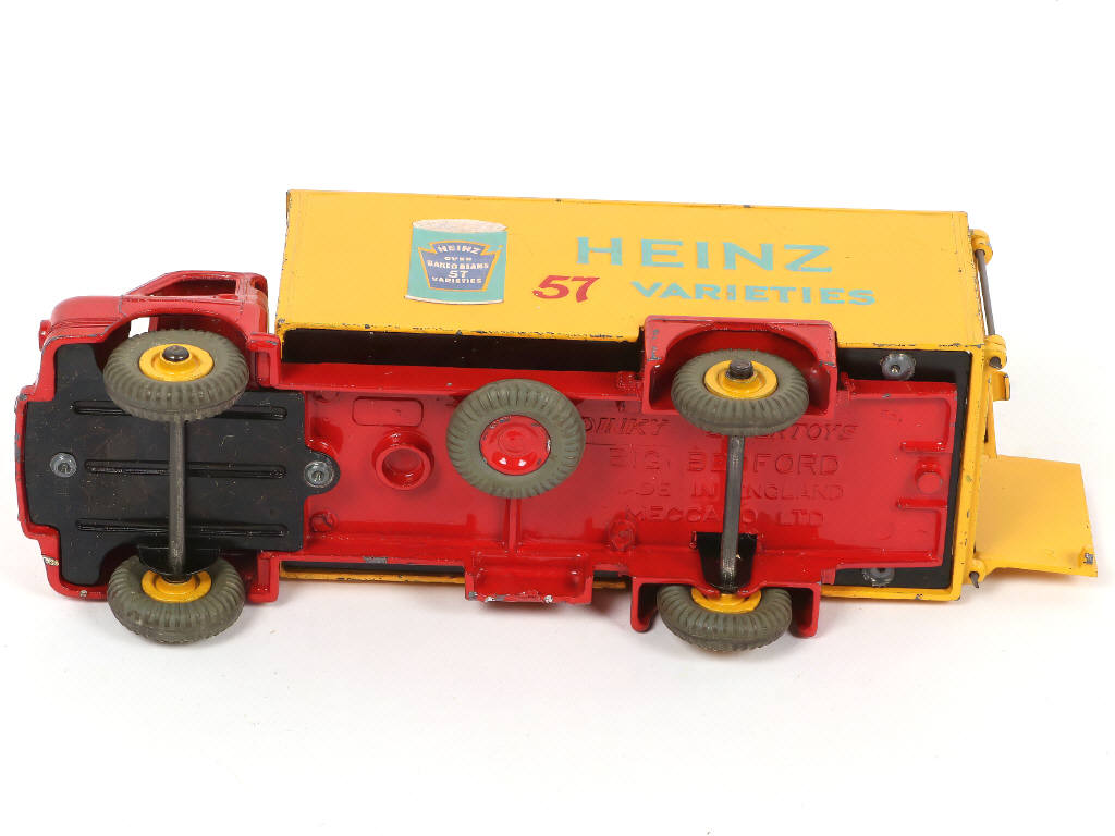 Lot 324 - DINKY TOYS (GB) (1)
