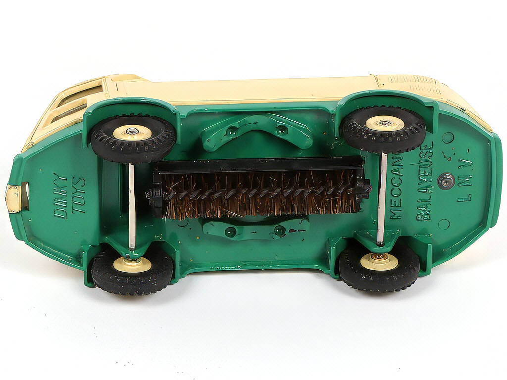 Lot 278 - DINKY TOYS (FRANCE) (1)