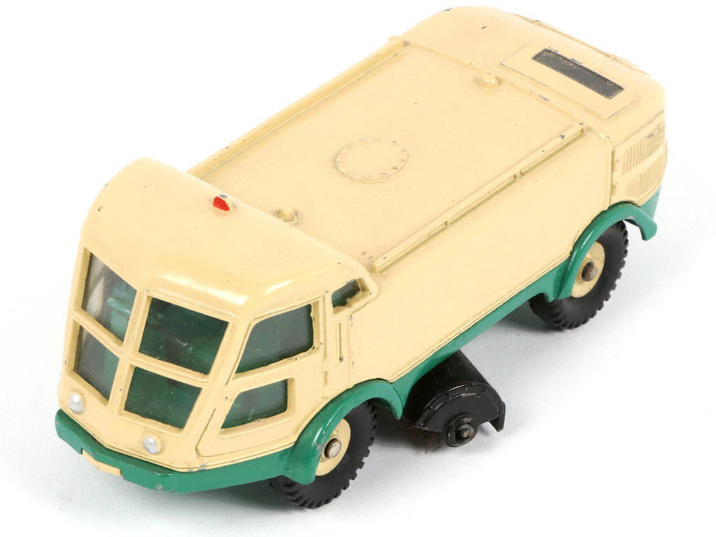 Lot 282 - DINKY TOYS (FRANCE) (5)