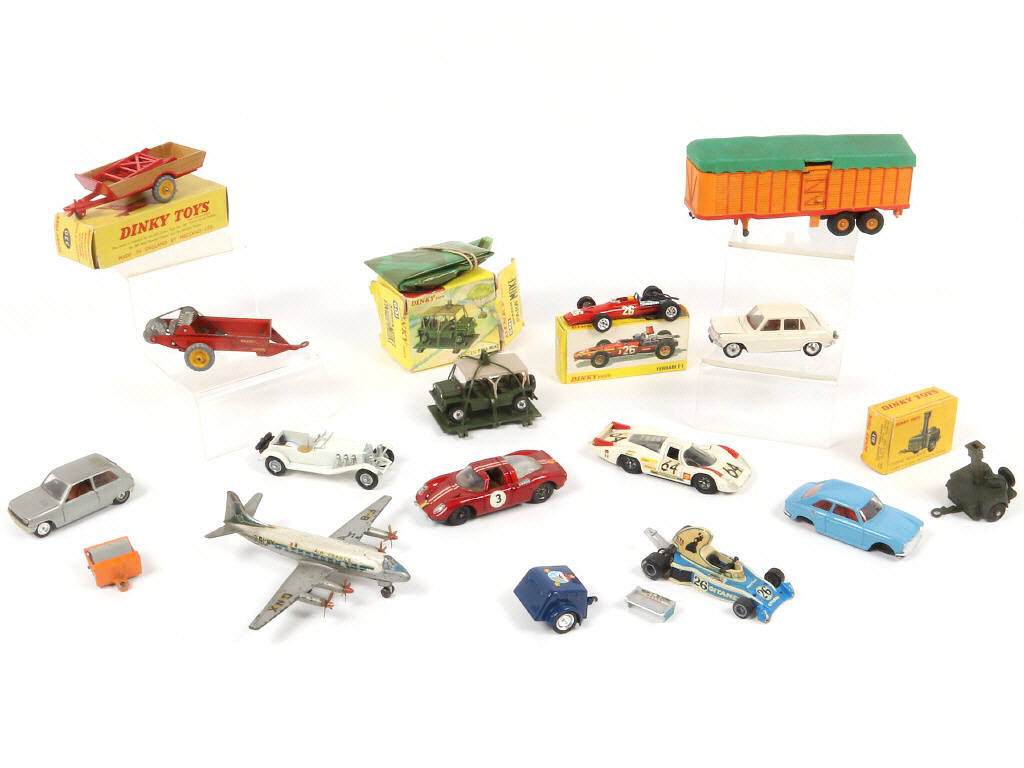 Lot 45 - DIVERS (17)