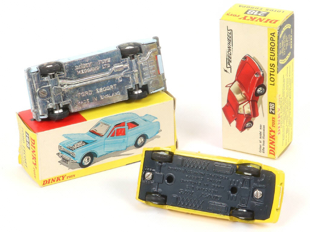 Lot 259 - DINKY TOYS (GB) (2)