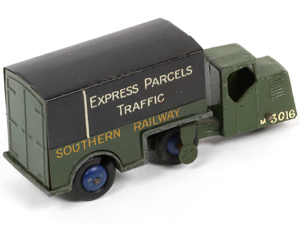 Lot 198 - DINKY TOYS (GB) (1)