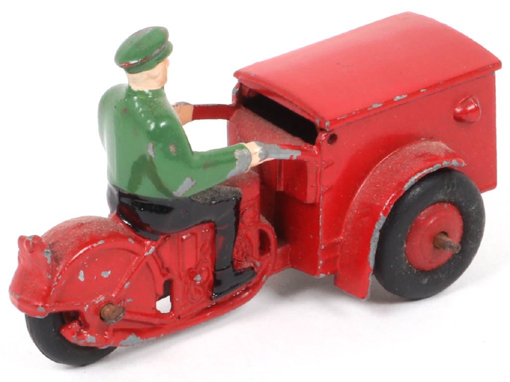 Lot 224 - DINKY TOYS (FRANCE) (1)