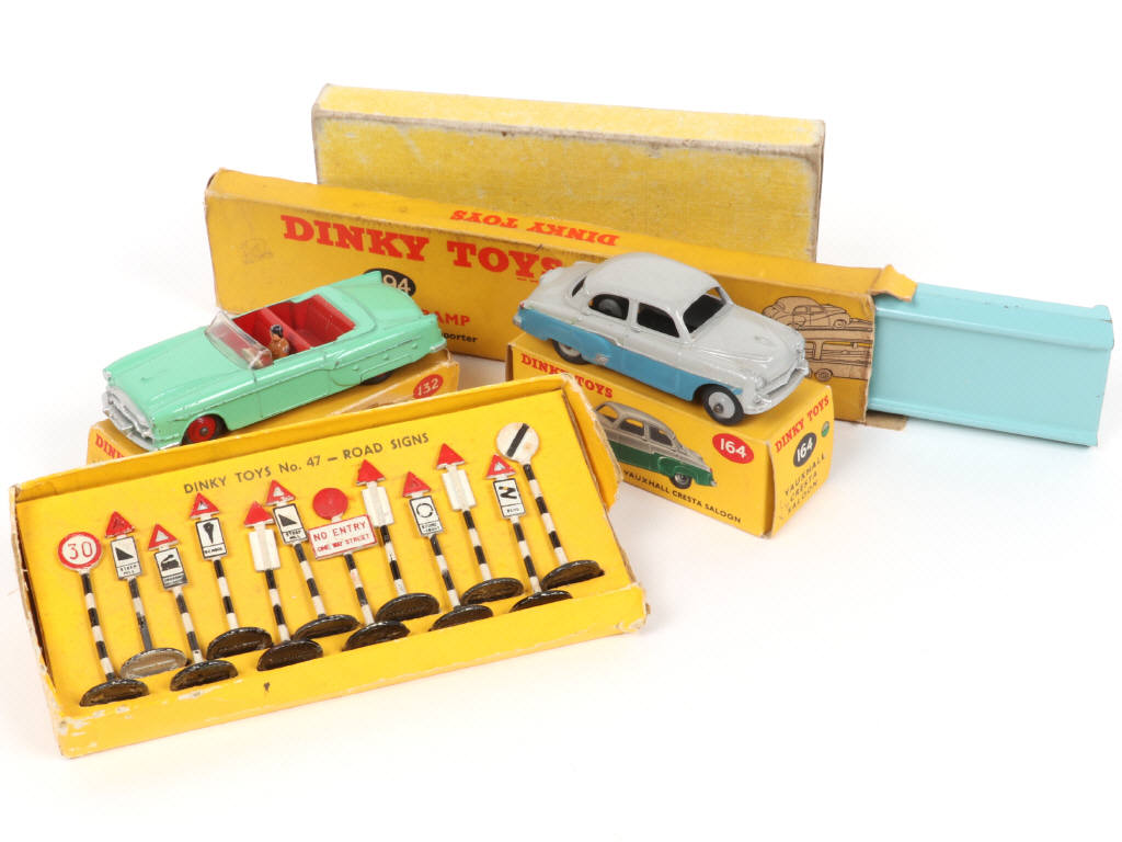 Lot 209 - DINKY TOYS (GB) (4)