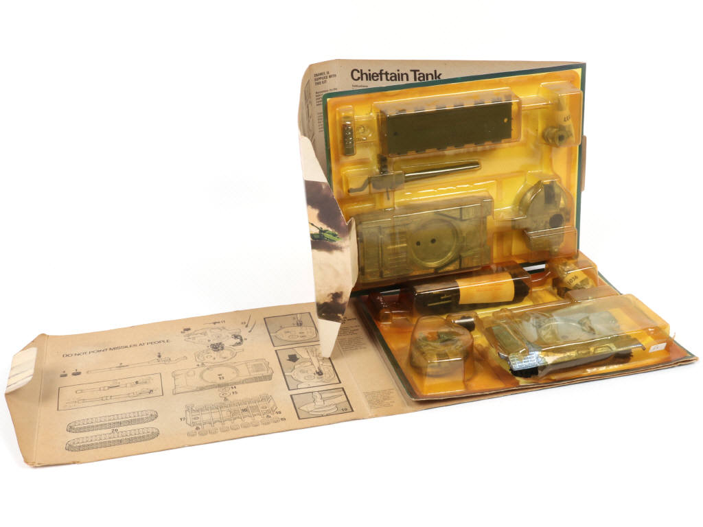 Lot 196 - DINKY TOYS (GB) (2)