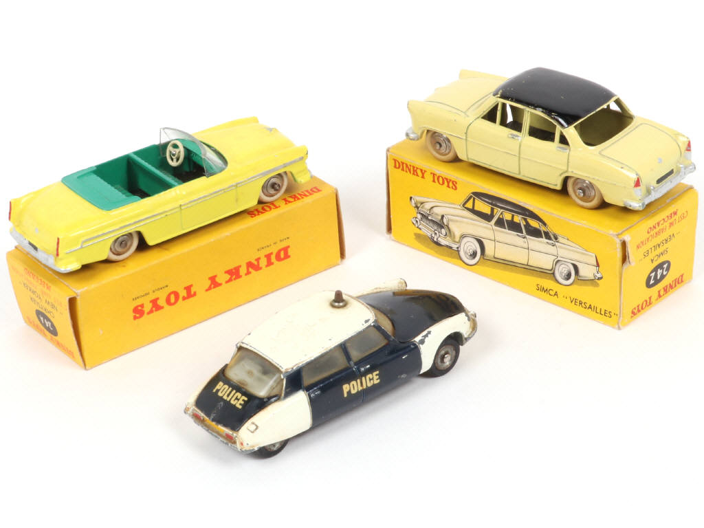 Lot 206 - DINKY TOYS (GB) (3)