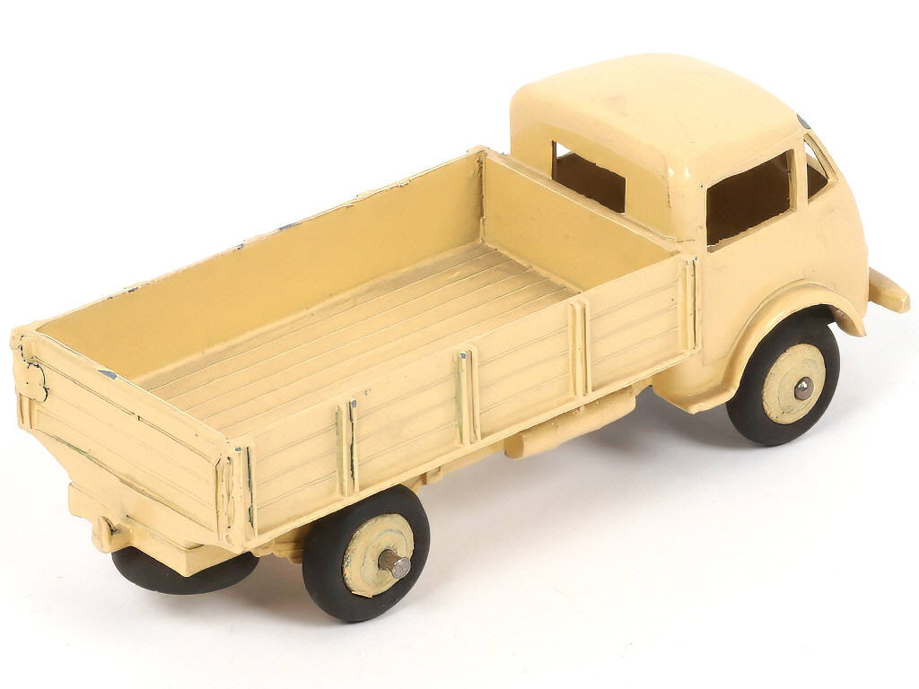 Lot 415 - DINKY TOYS (FRANCE) (1)