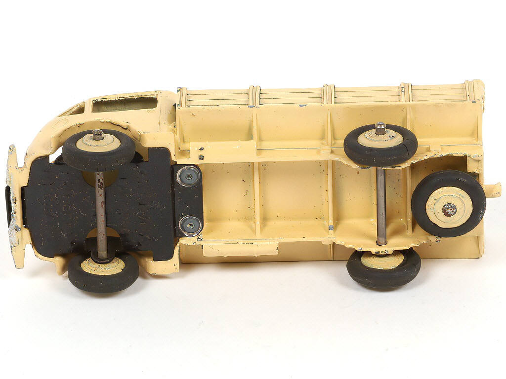 Lot 415 - DINKY TOYS (FRANCE) (1)