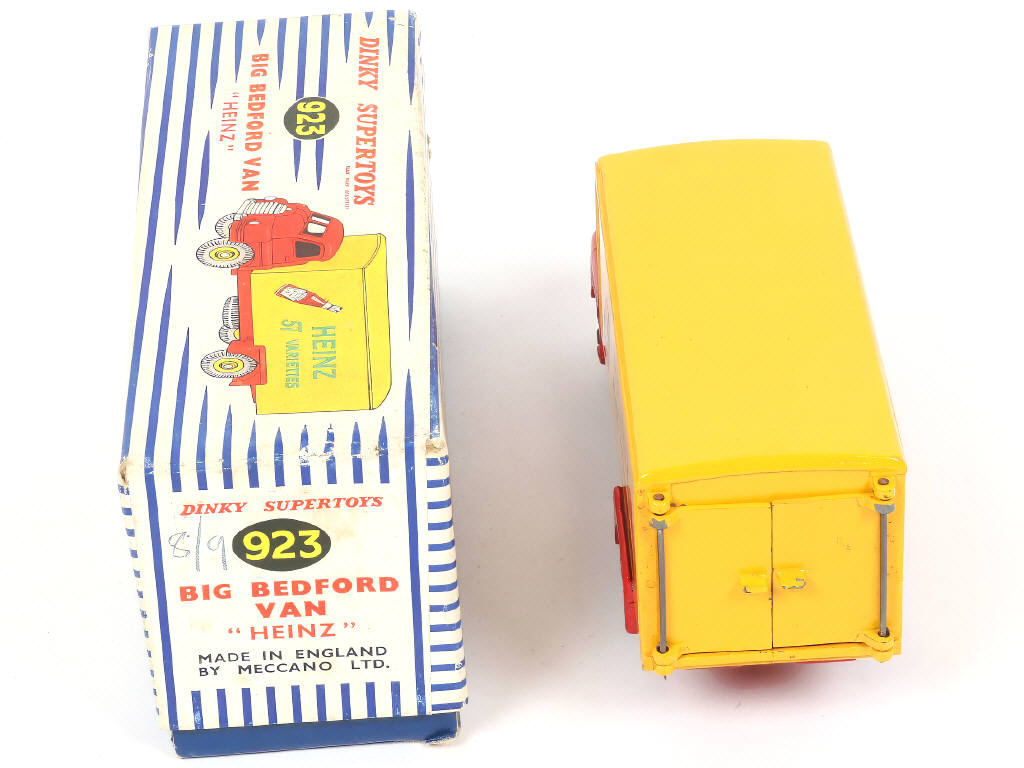 Lot 535 - DINKY TOYS (GB) (1)