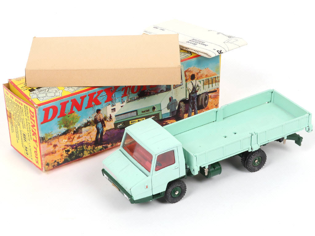 Lot 451 - DINKY TOYS (FRANCE) (1)