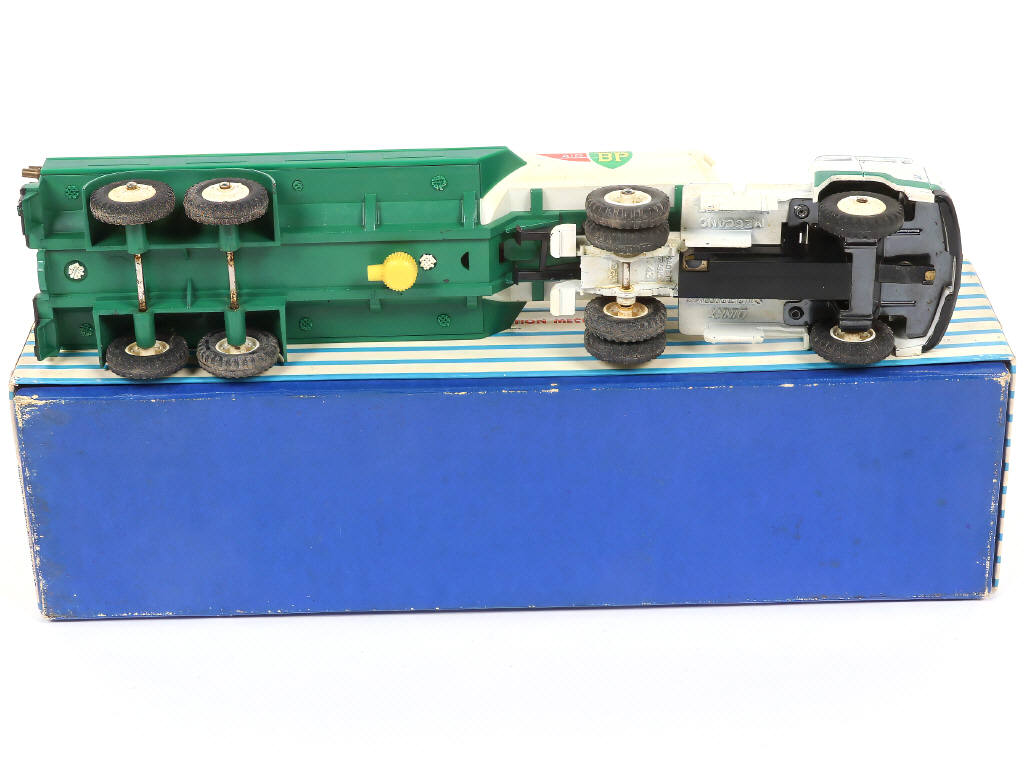 Lot 460 - DINKY TOYS (FRANCE) (1)