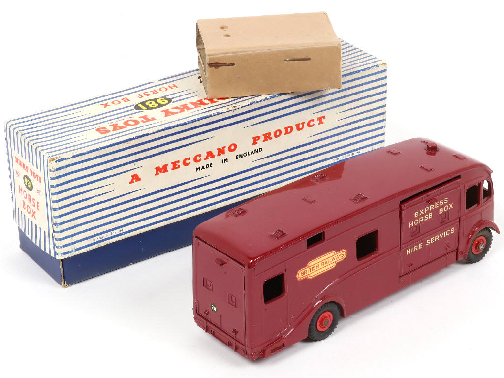 Lot 540 - DINKY TOYS (GB) (1)