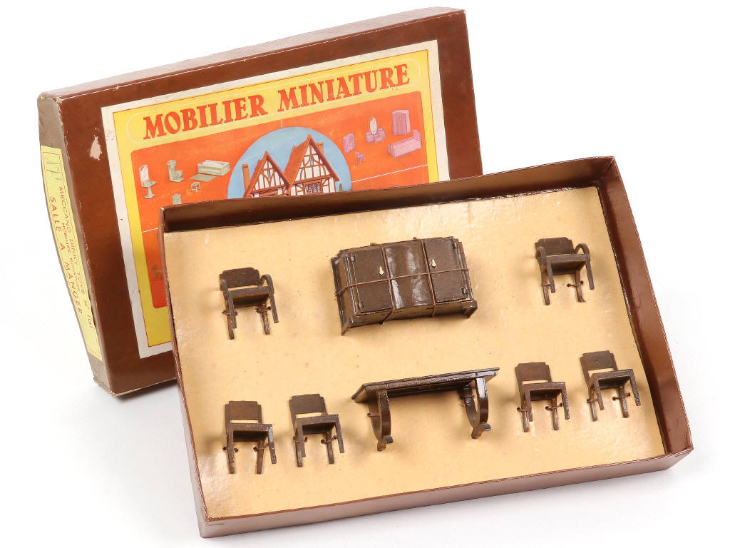 Lot 395 - DINKY TOYS (FRANCE) (1)