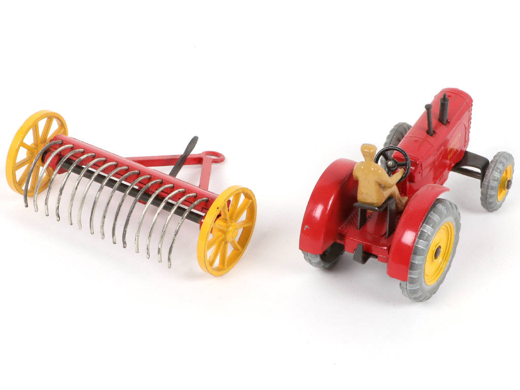 Lot 483 - DINKY TOYS (GB) (1)