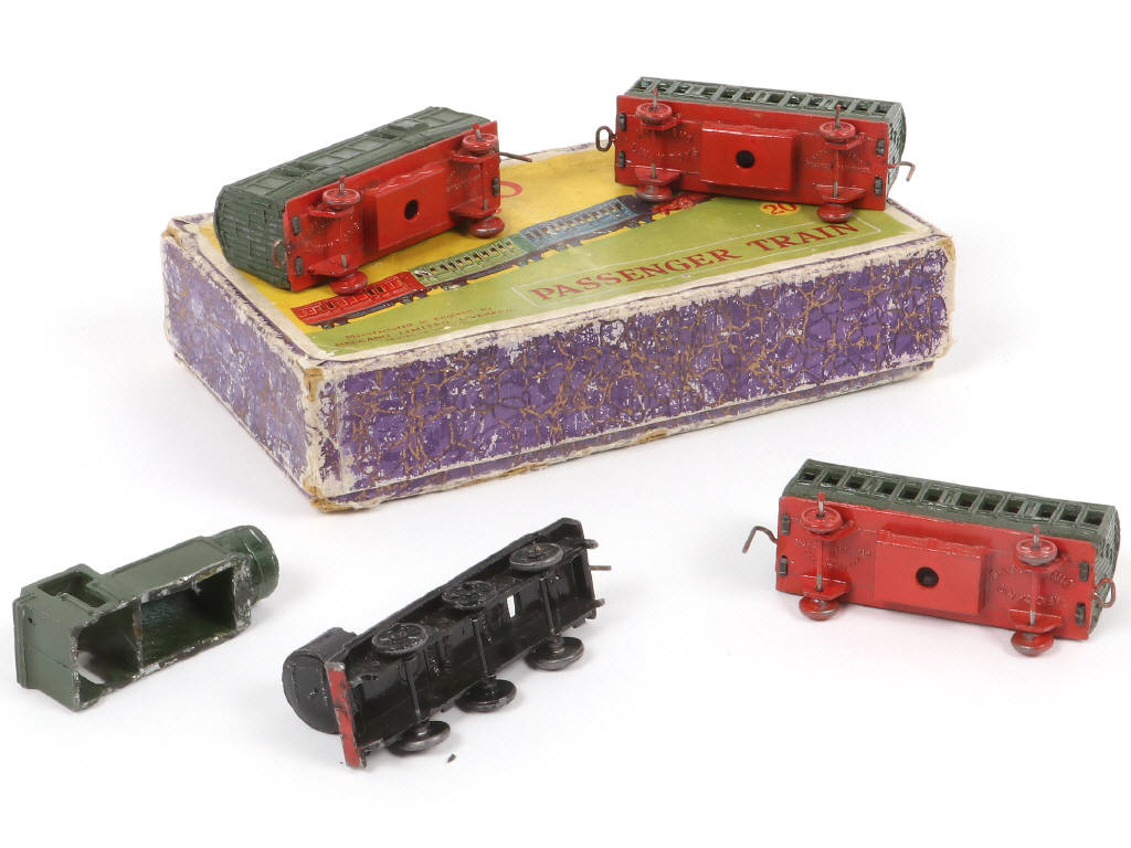 Lot 473 - DINKY TOYS (GB) (1)