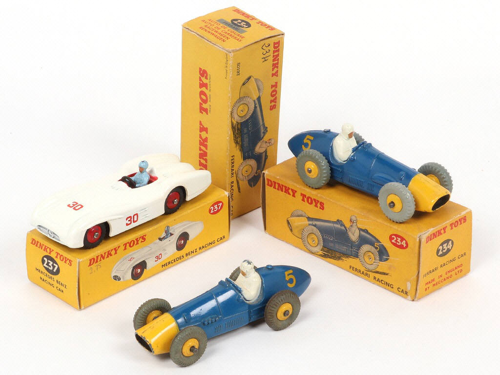 Lot 239 - DINKY TOYS (GB) (3)