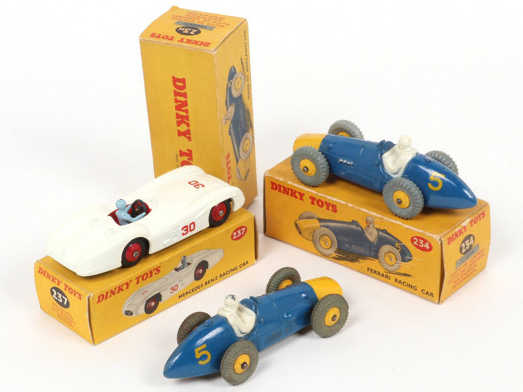 Lot 239 - DINKY TOYS (GB) (3)
