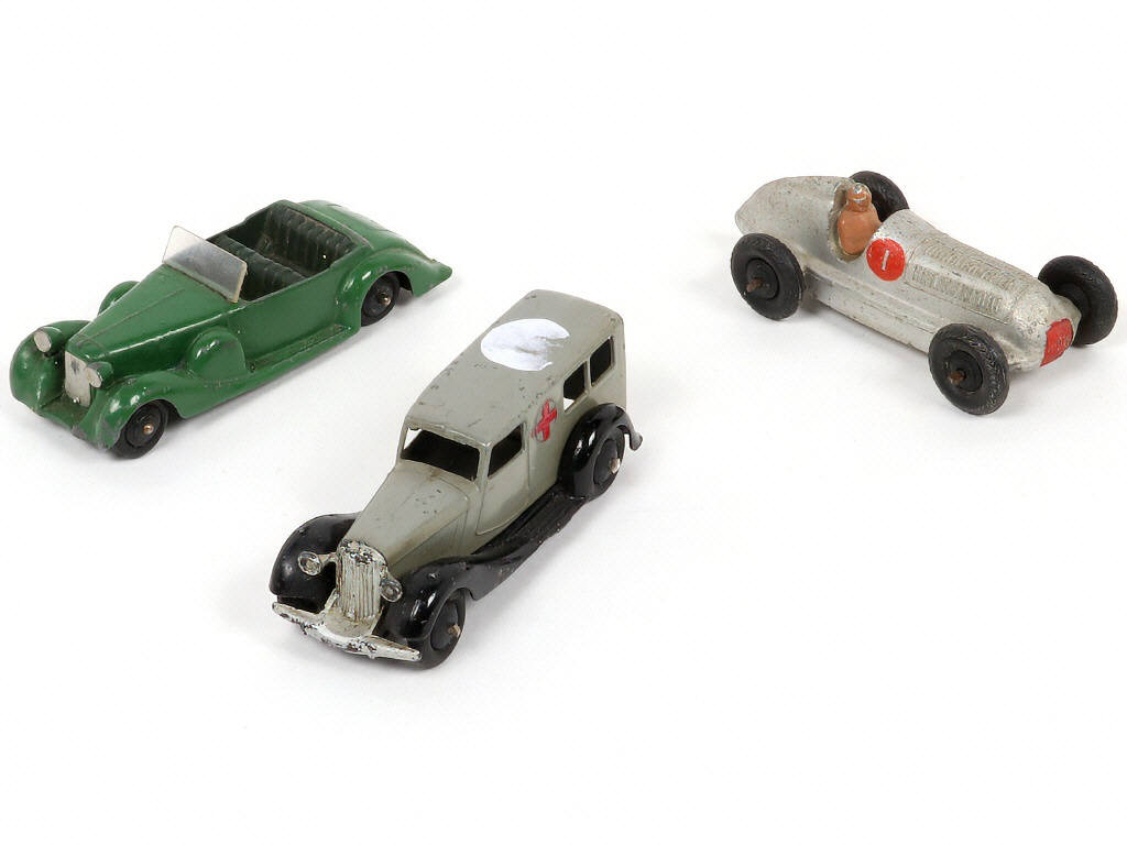 Lot 240 - DINKY TOYS (GB) (3)