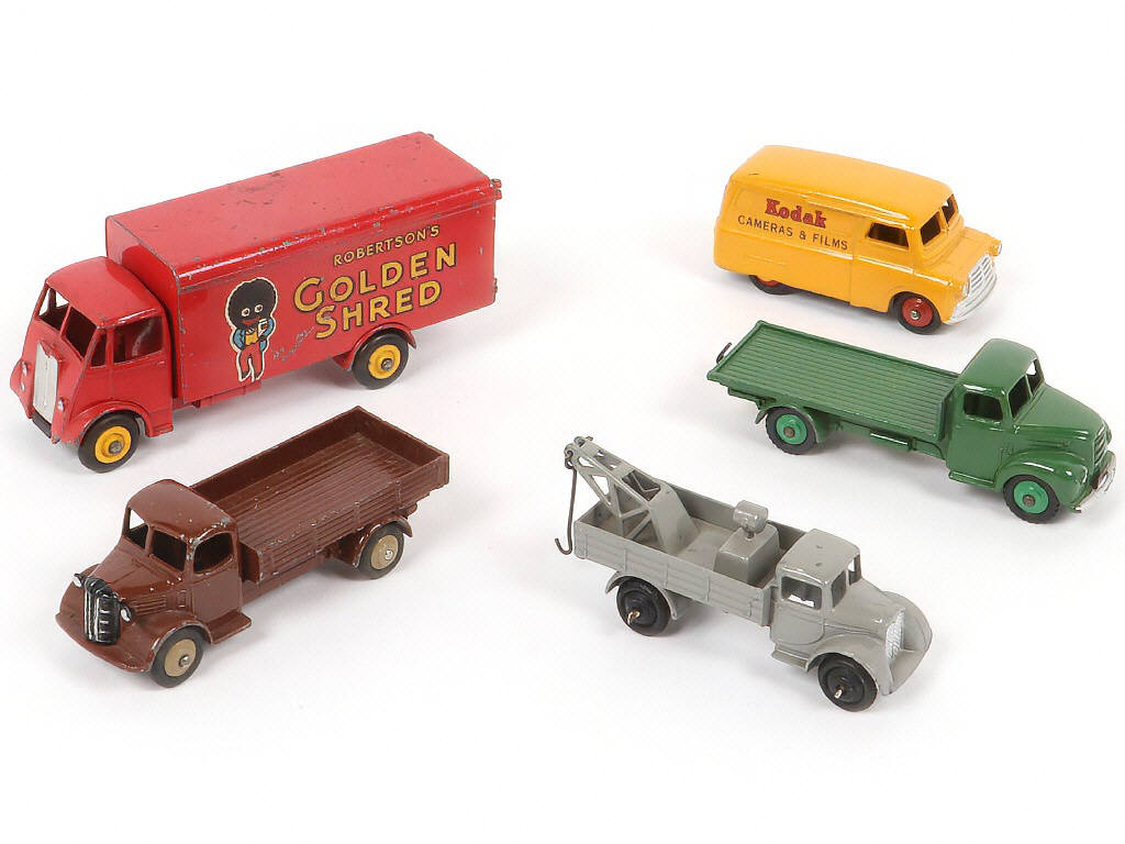 Lot 302 - DINKY TOYS (FRANCE) (5)