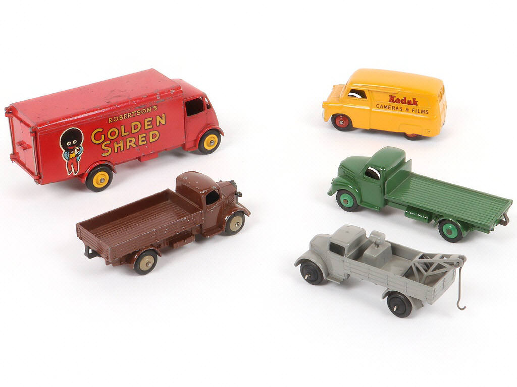 Lot 302 - DINKY TOYS (FRANCE) (5)