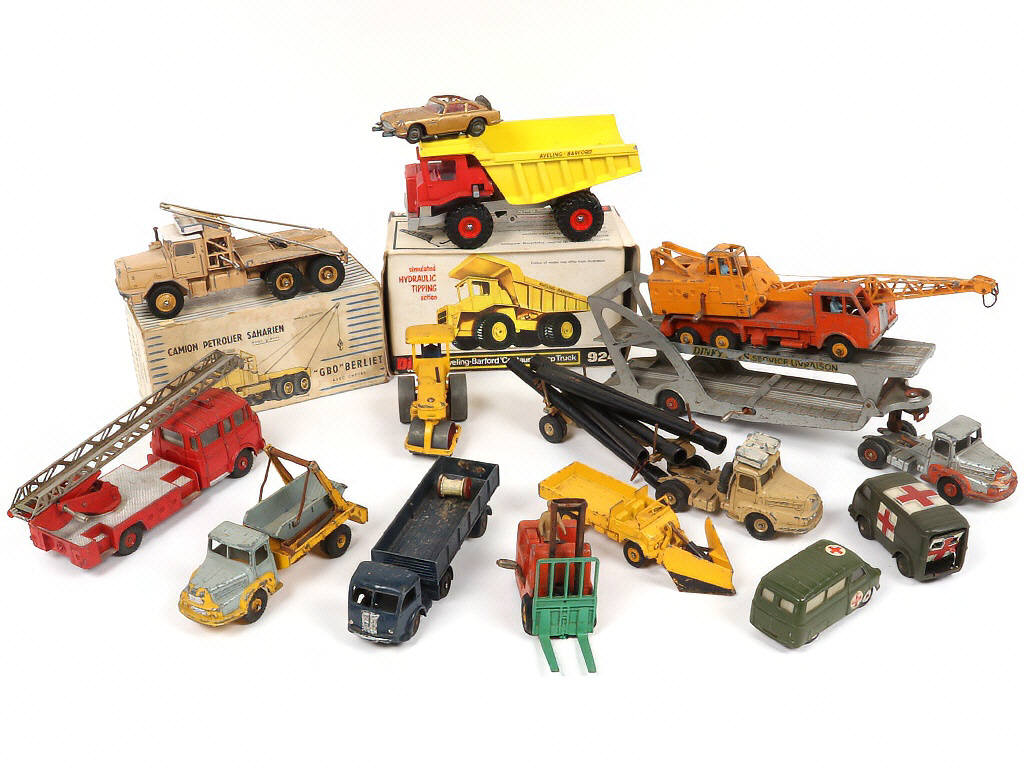 Lot 102 - DIVERS (14)