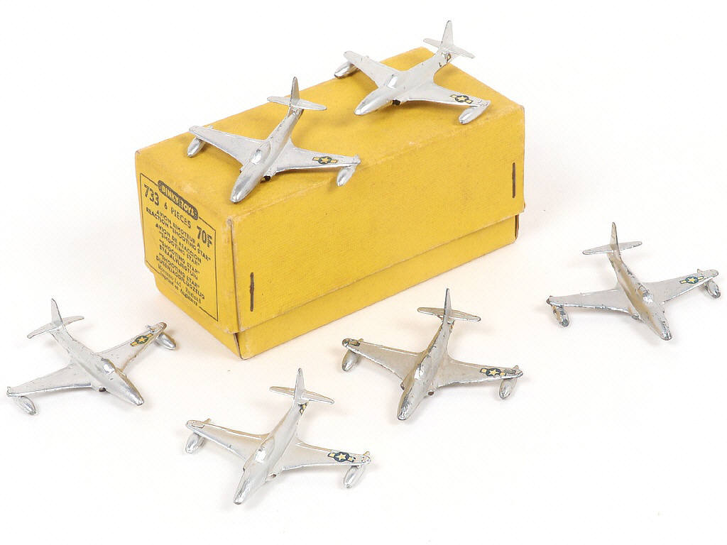 Lot 314 - DINKY TOYS (FRANCE) (4)