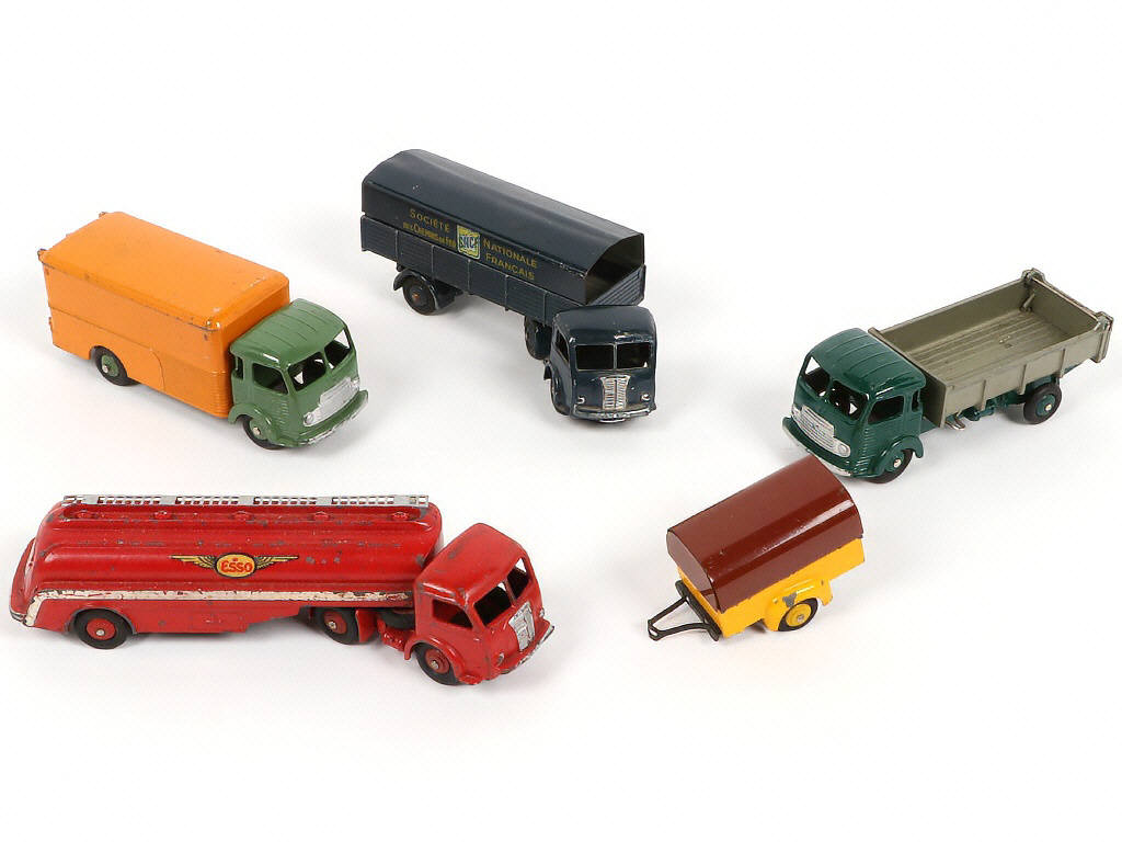 Lot 315 - DINKY TOYS (FRANCE) (5)