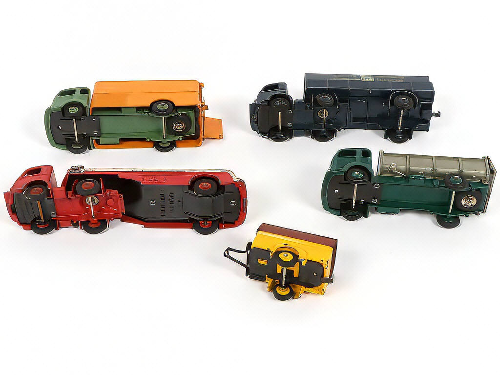 Lot 315 - DINKY TOYS (FRANCE) (5)