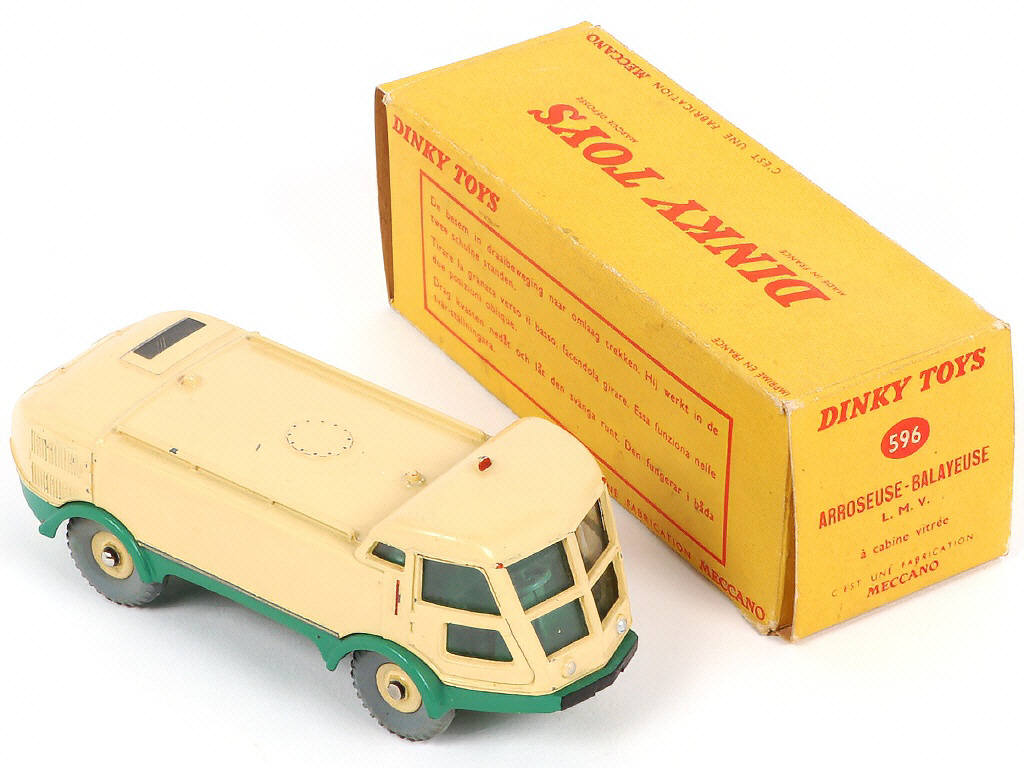 Lot 300 - DINKY TOYS (FRANCE) (3)
