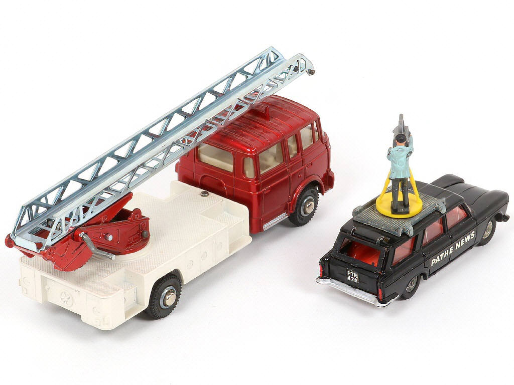 Lot 197 - DINKY TOYS (GB) (2)