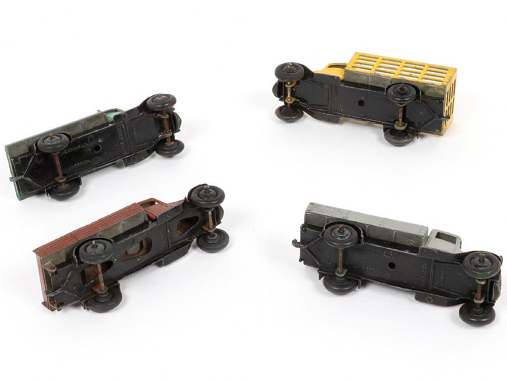 Lot 215 - DINKY TOYS (GB) (4)