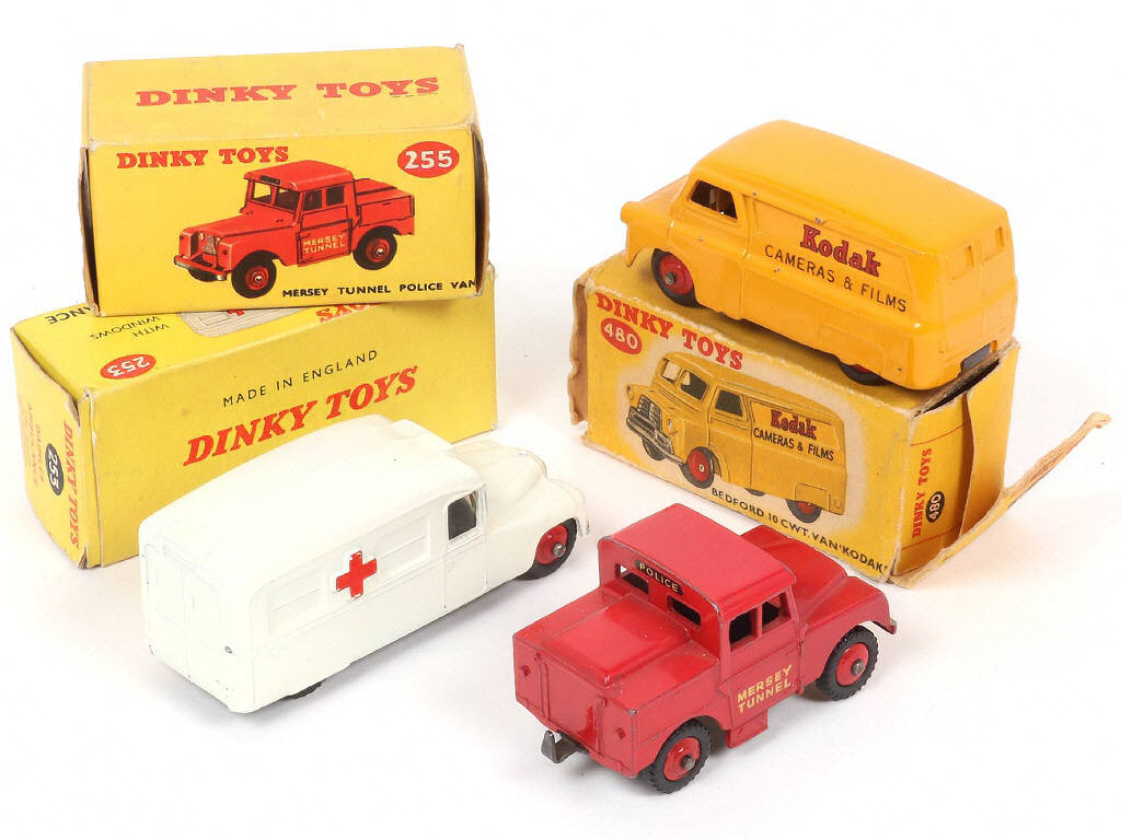 Lot 208 - DINKY TOYS (GB) (3)