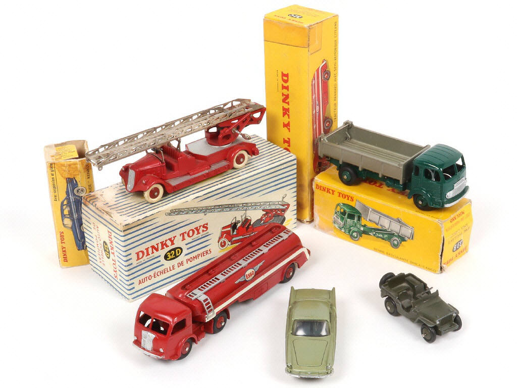 Lot 257 - DINKY TOYS (FRANCE) (5)