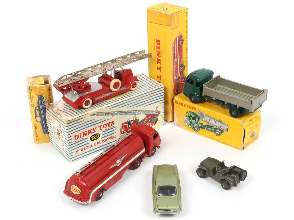 Lot 257 - DINKY TOYS (FRANCE) (5)