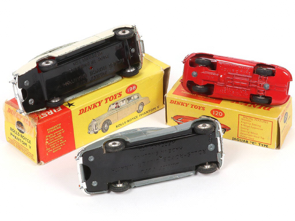 Lot 205 - DINKY TOYS (GB) (3)