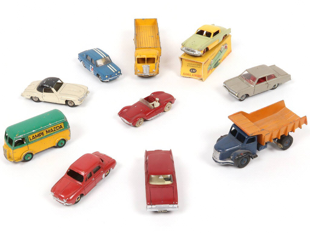 Lot 261 - DINKY TOYS (FRANCE) (10)