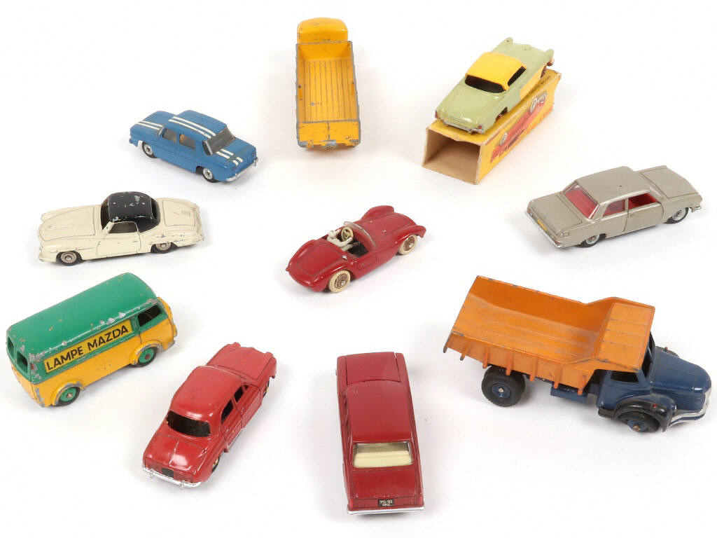 Lot 261 - DINKY TOYS (FRANCE) (10)