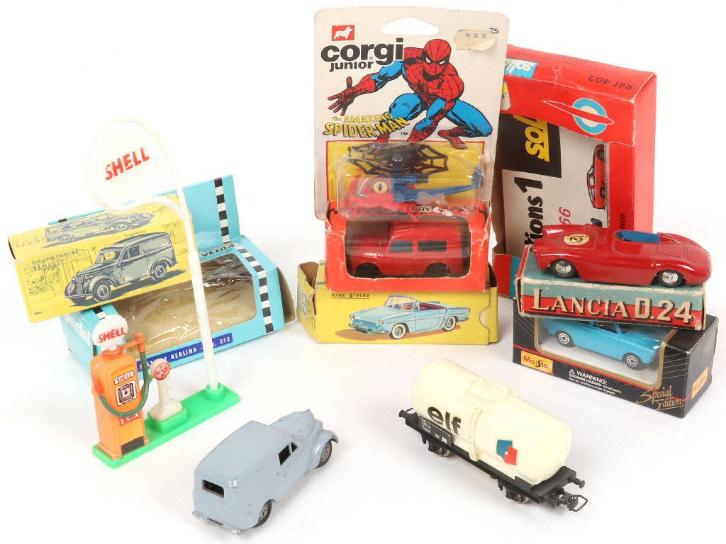 Lot 139 - DIVERS (9)