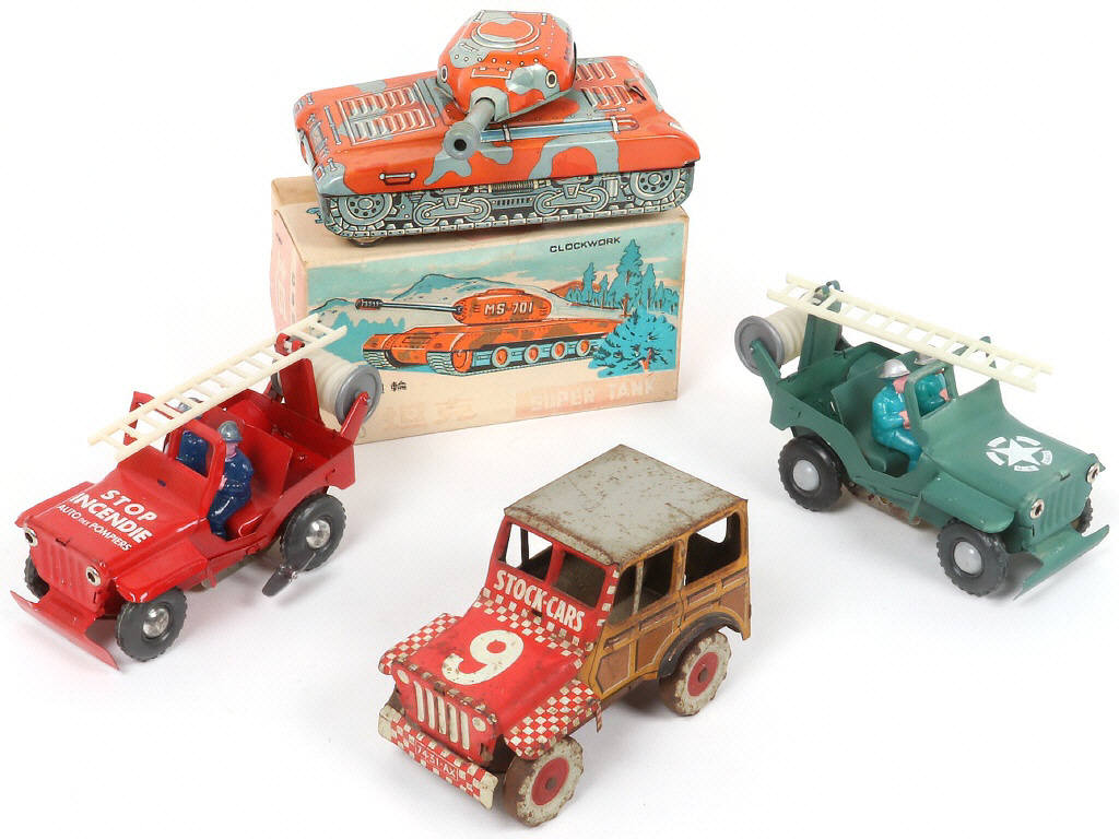 Lot 128 - DIVERS (4)