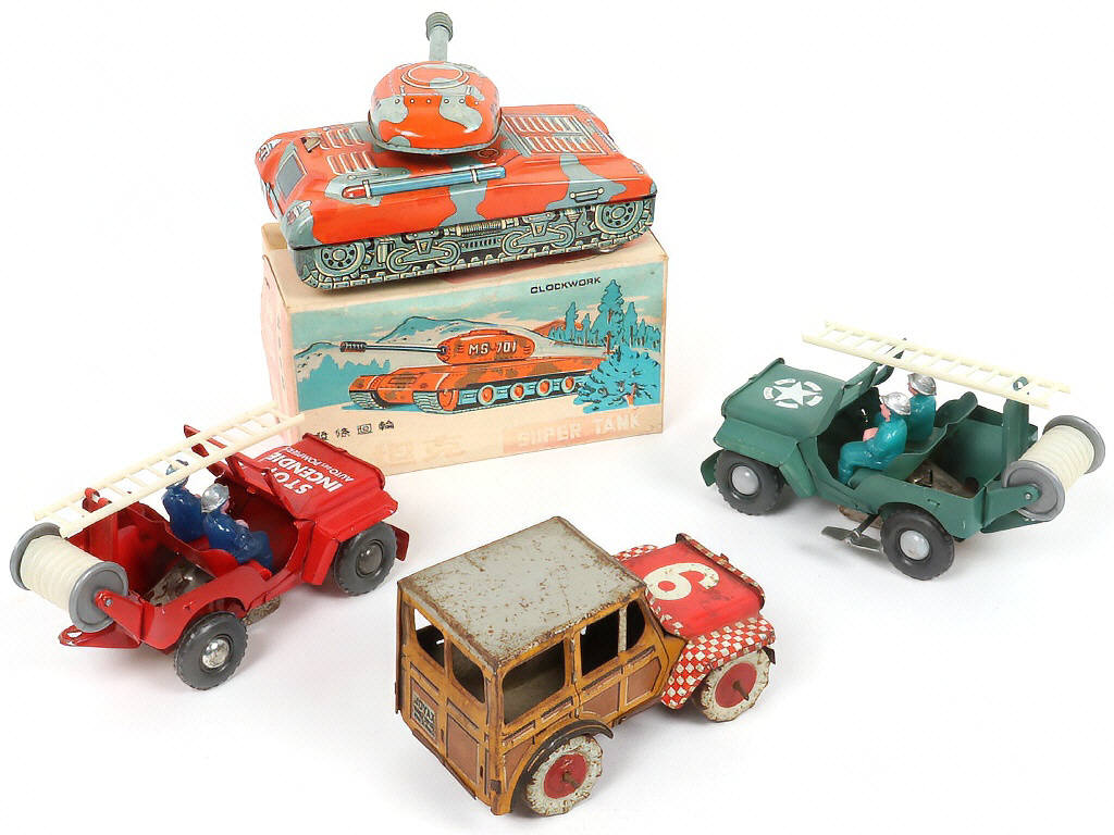 Lot 128 - DIVERS (4)