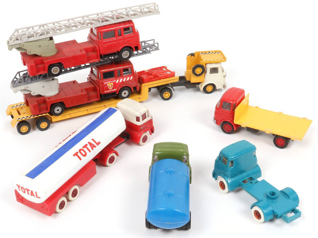 Lot 136 - DIVERS (7)