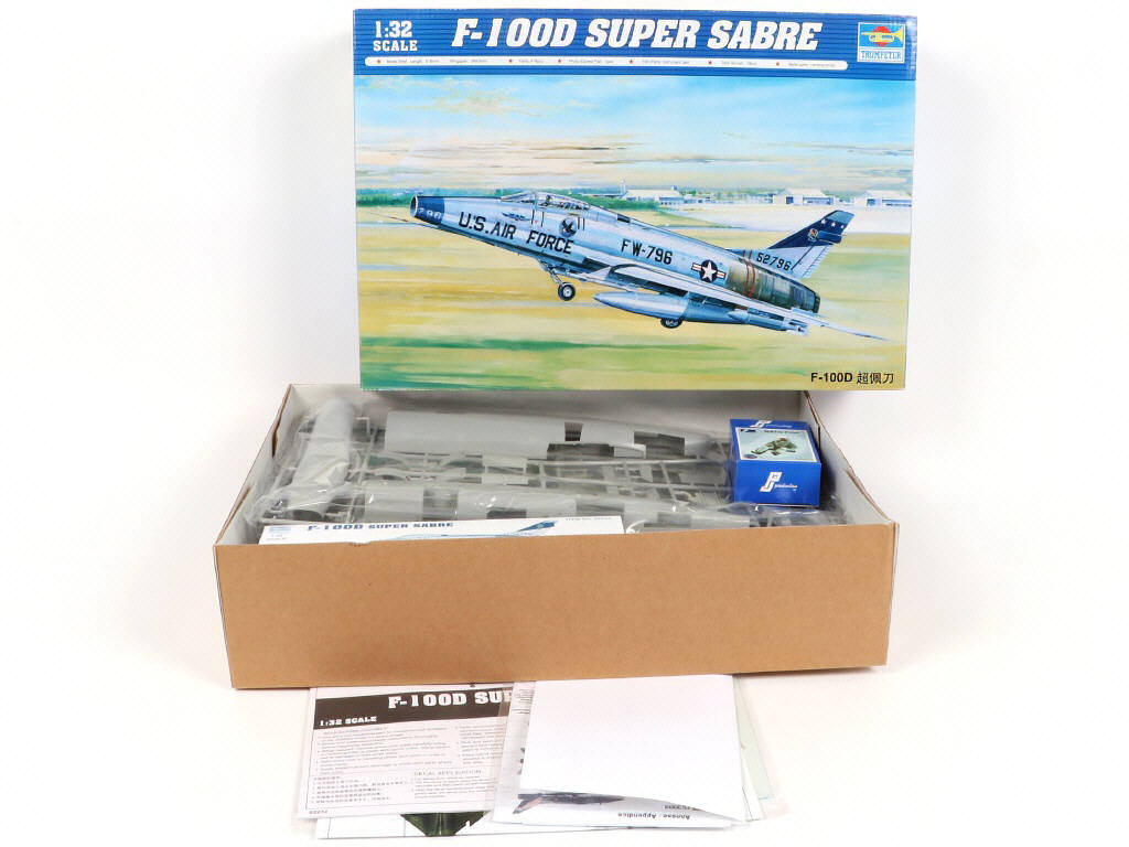 Lot 31 - TRUMPETER (CHINE) (2)