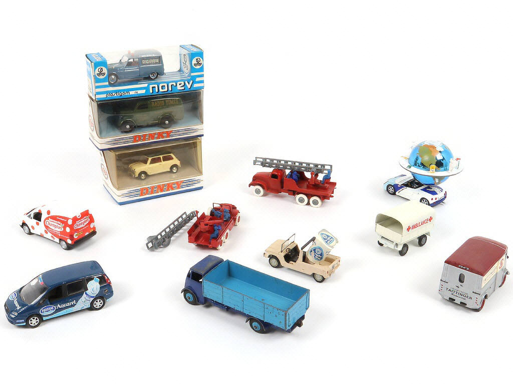 Lot 293 - DIVERS (12)