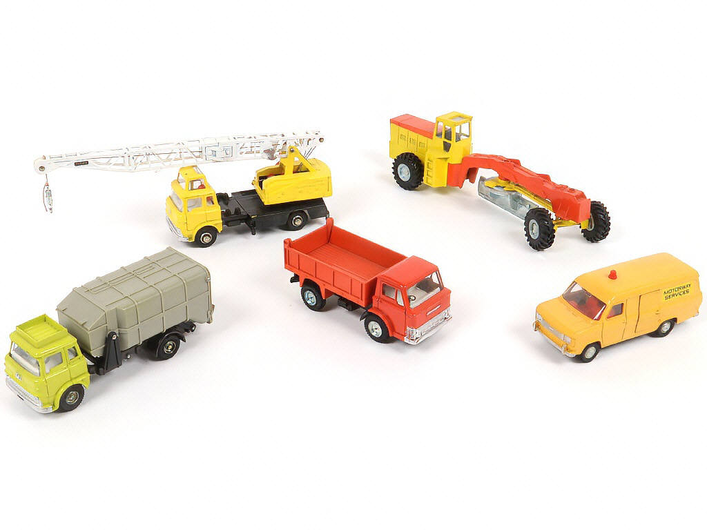 Lot 130 - DINKY TOYS (GB) (5)