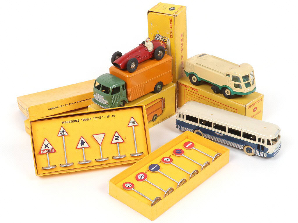 Lot 269 - DINKY TOYS (FRANCE) (6)